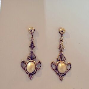 Vintage! Elegant Gold and pearl Drop Earrings